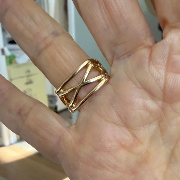 Size 6 Stunning cubic Zirconia Gold and Blue cocktail large statement ring - Picture 5 of 6